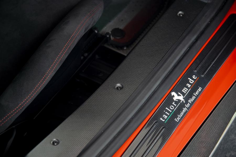 Детали интерьера Ferrari 488 Pista Tailor Made Piloti Ferrari 2018 года  (фото 2 из 5)